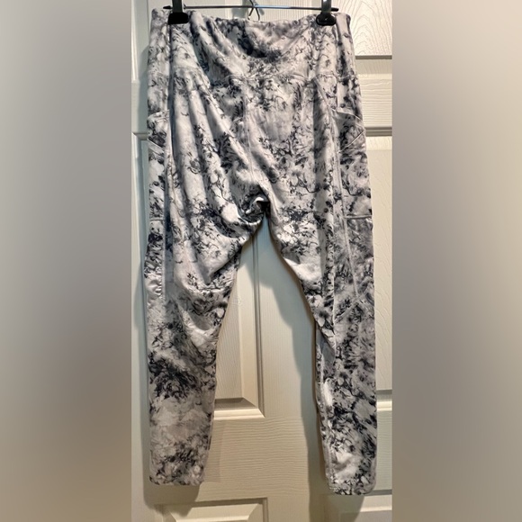 Women’s SO leggings - gray (light and dark) & white - size XL - thigh pockets - Picture 6 of 11